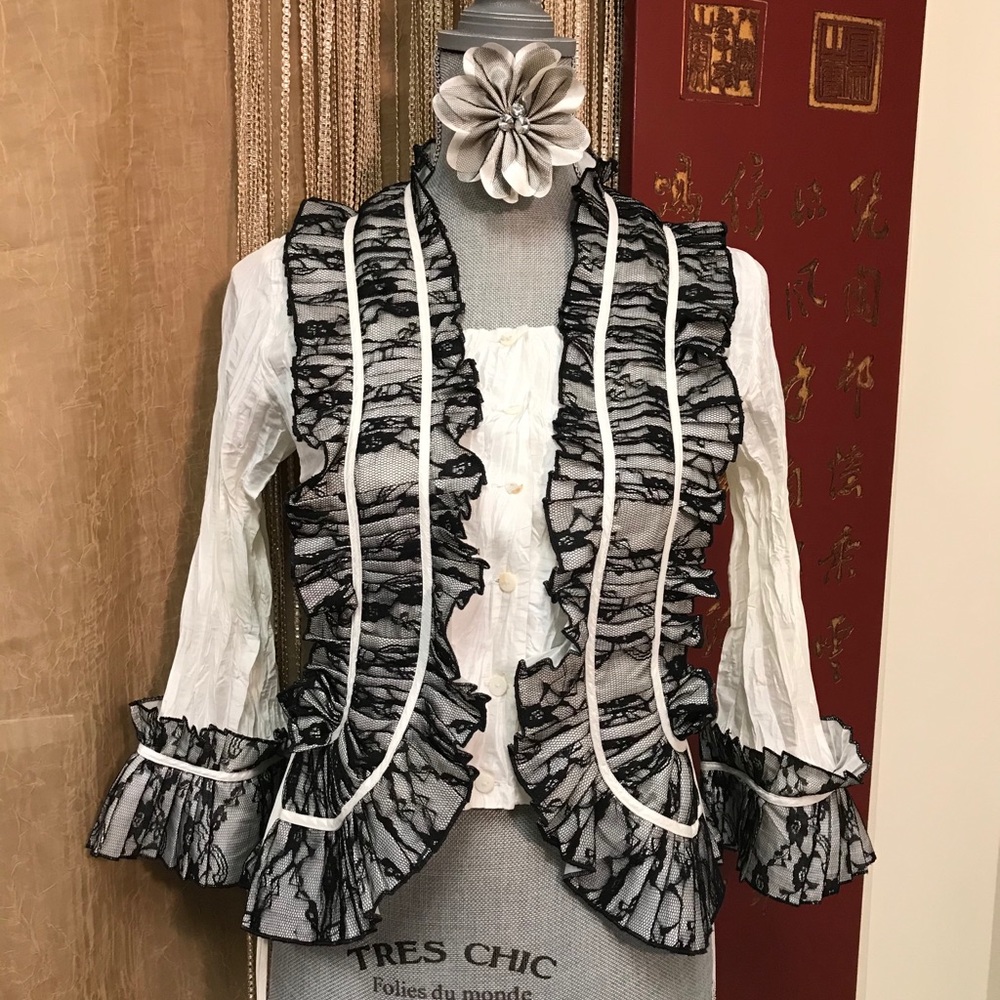 Unique Look ⭐️ Crinkled Crepe & Black Lace Top ⭐️